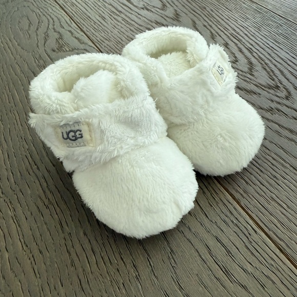 UGG Bixbee Natural Faux Fur Baby Shoes - Picture 1 of 16